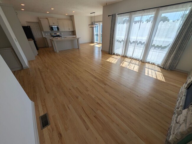 Building Photo - 5011 Clearwater Dr