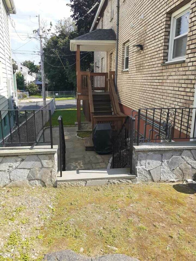 Building Photo - 28 Sampson St