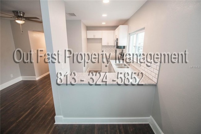 Building Photo - 226 SW Lincoln Cir N, St Petersburg Fl 33703