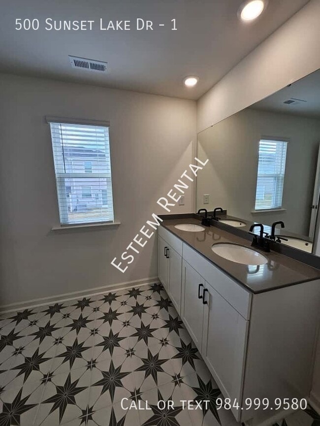 Building Photo - 500 Lake Dr