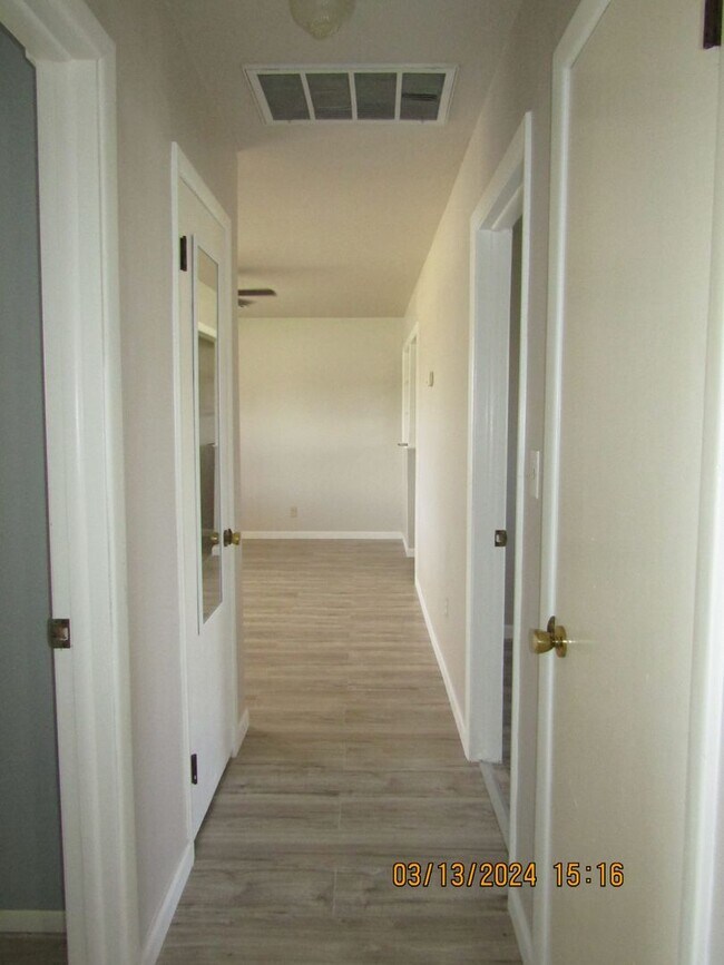 Building Photo - Freshly Painted/New Flooring Home!! Pets N...
