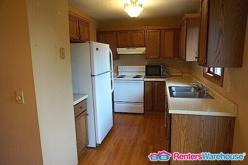 Building Photo - Available 12/1 - wonderful 2 bed, 2 bath t...