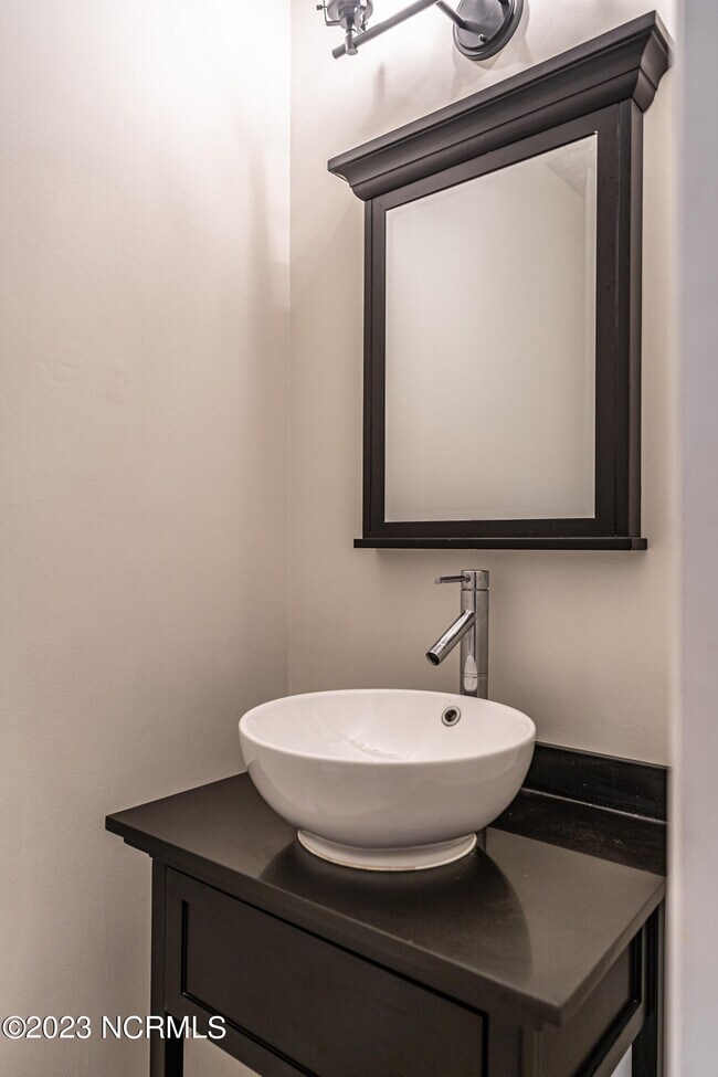 Building Photo - 145 Sandhurst Pl