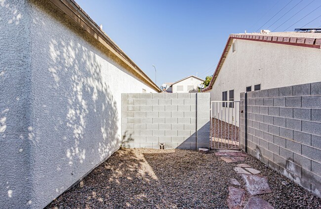 Building Photo - 1 Story home with 3 Bedrooms