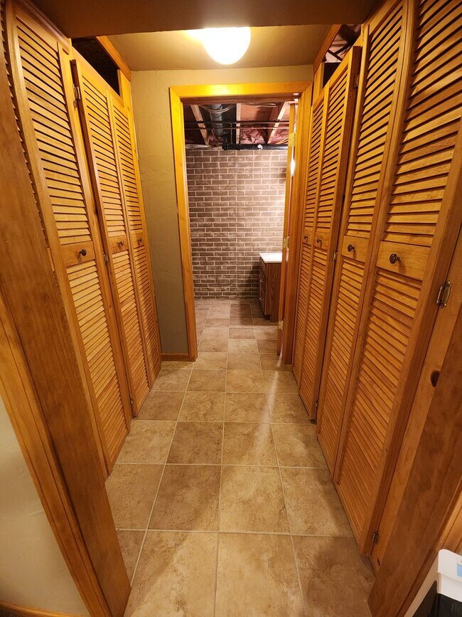 Building Photo - Family-Friendly 3BR Ranch with Home Office...