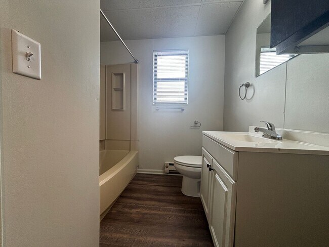 Building Photo - Renovated 1 Bed, 1 Bath Apartment at the B...