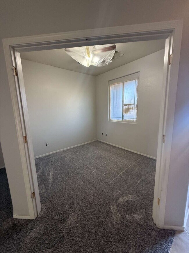 Building Photo - 4 Bedroom 2 Bath with Den in Canyon Trails