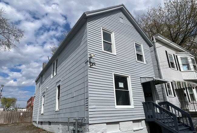 Building Photo - 683 State St