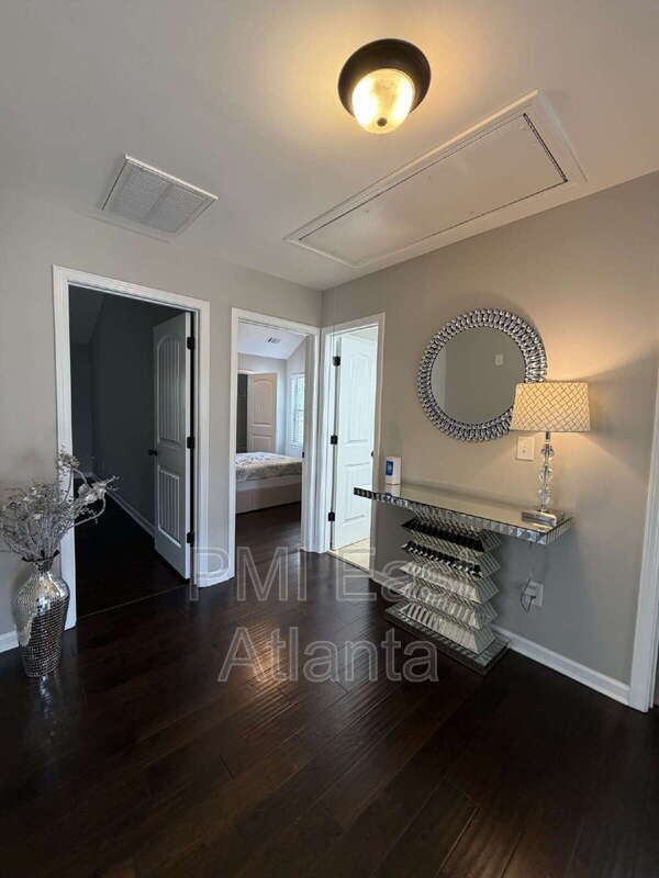 Building Photo - 422 Live Oak Pass