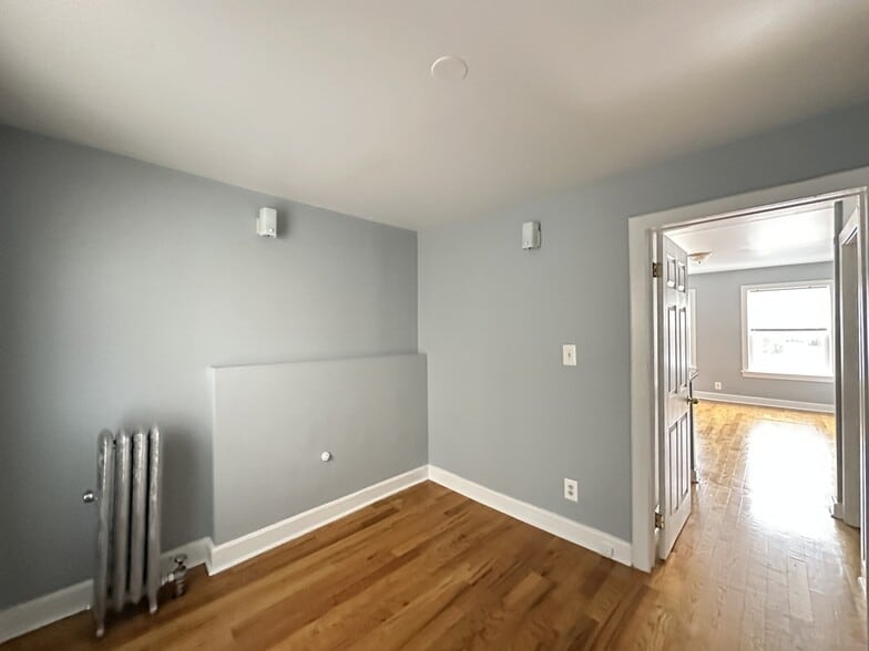 Building Photo - 5670 N Ridge Ave