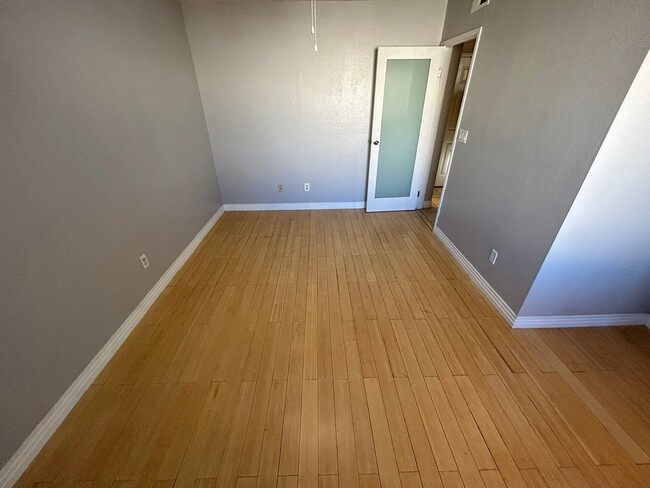 Building Photo - ADORABLE 1 BEDROOM 1 BATHROOM 1ST FLOOR CO...