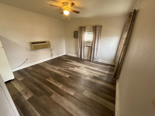 Building Photo - Cozy Cottage