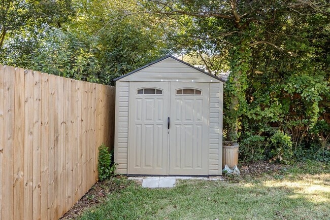 Building Photo - 5400 Farmbrook Dr