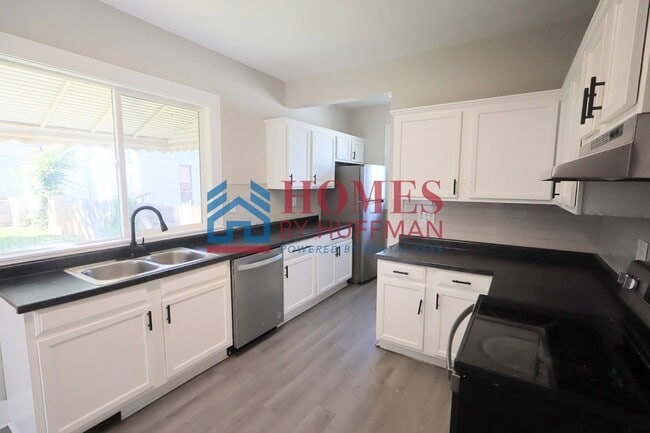Building Photo - Two Bedroom House | Off Street Parking