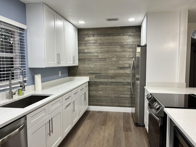 Building Photo - 1934 Wallace Ave