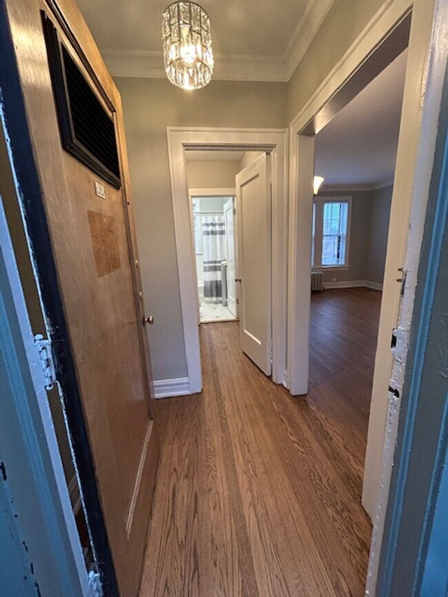 Building Photo - Edgewater Studio with Heat and Cooking Gas Included ~ No Security Deposit ~ Cat Friendly