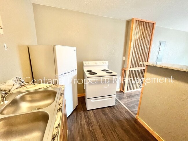 Building Photo - 611 E 6th St