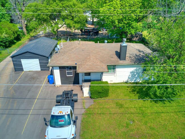 Building Photo - Great home, 4 bedrooms or 3+study, 1.5 bat...