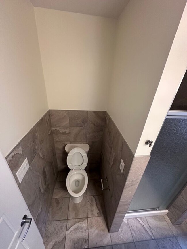 Building Photo - 15 Strathallan Park