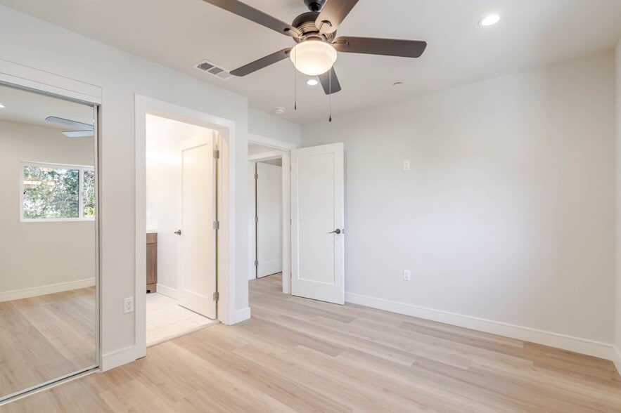 Building Photo - 10754 Nassau Ave