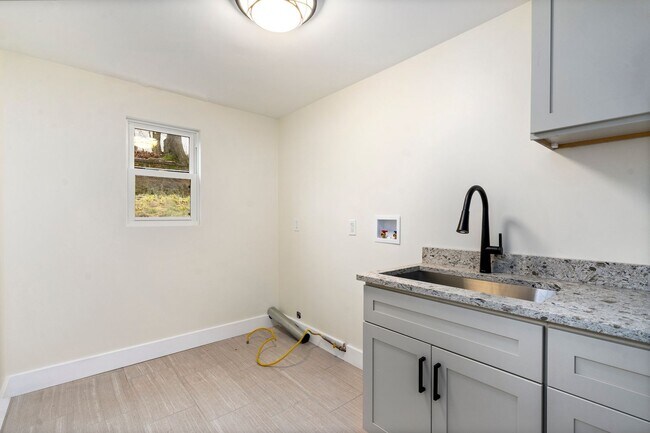 Building Photo - Beautifully Renovated 3 Bed/2.5 Bath Home in Mt Washington - Convenient Location
