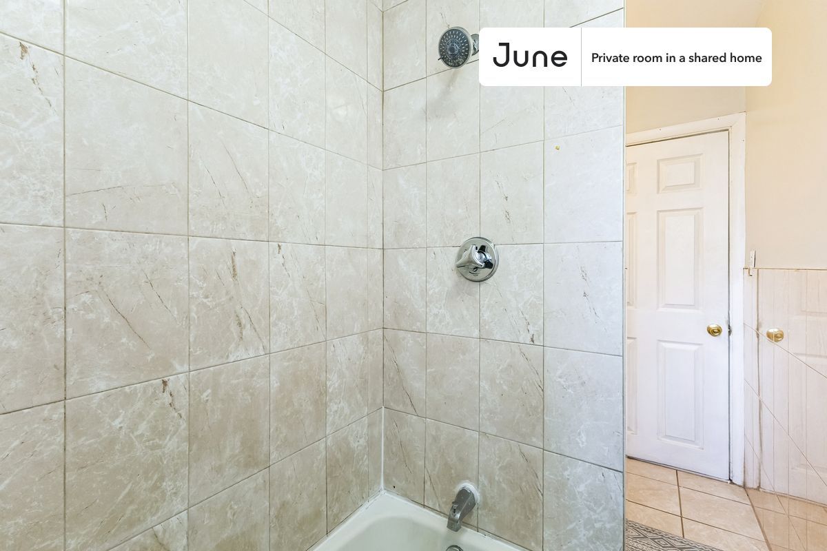 Building Photo - Room in Shared 5 bed/1 bath home