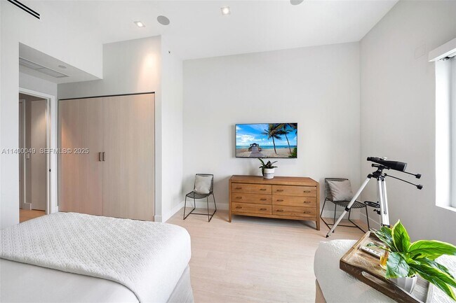 Building Photo - 2301 Collins Ave