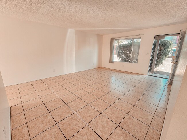 Building Photo - 1 month free rent move in promotion! Don't miss out on this Eastside apartment