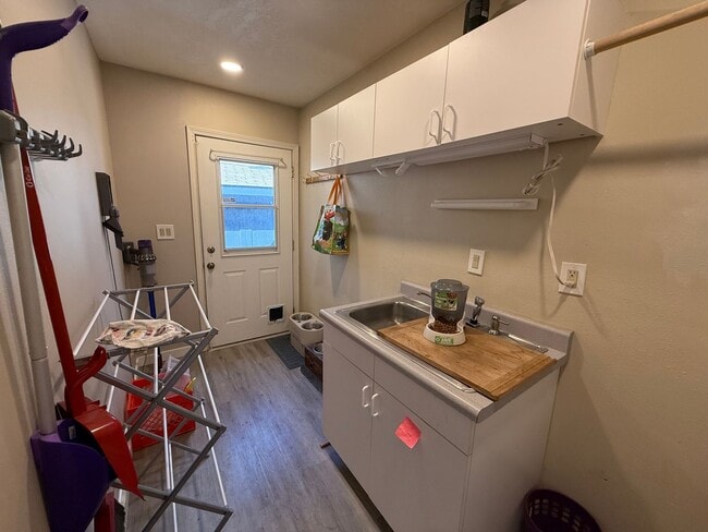 Building Photo - Spacious 4 Bed/3 Single Family Home in SW Bend - Large Backyard