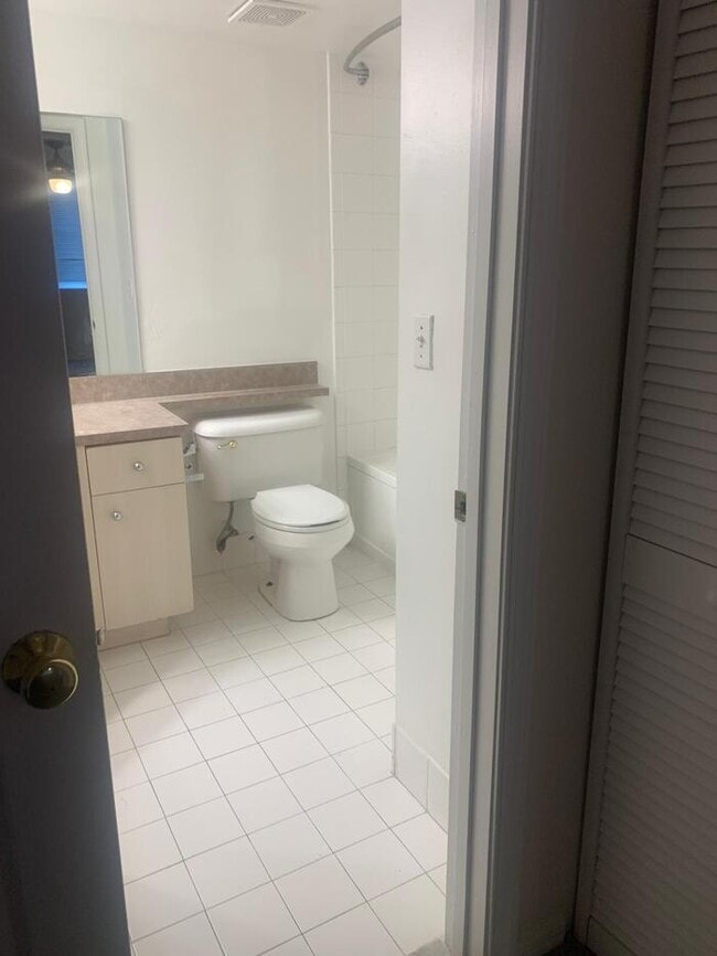 Building Photo - Spacious 3bed/2bath