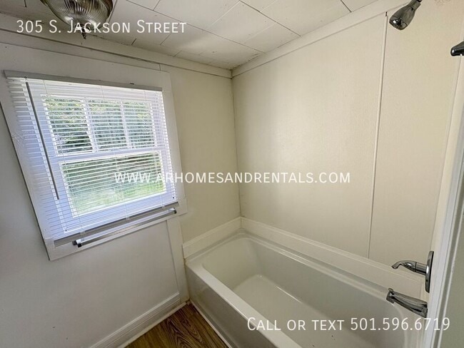 Building Photo - 305 S Jackson St