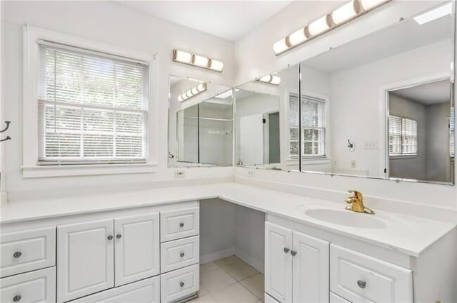 Building Photo - 2581 Sharondale Dr NE