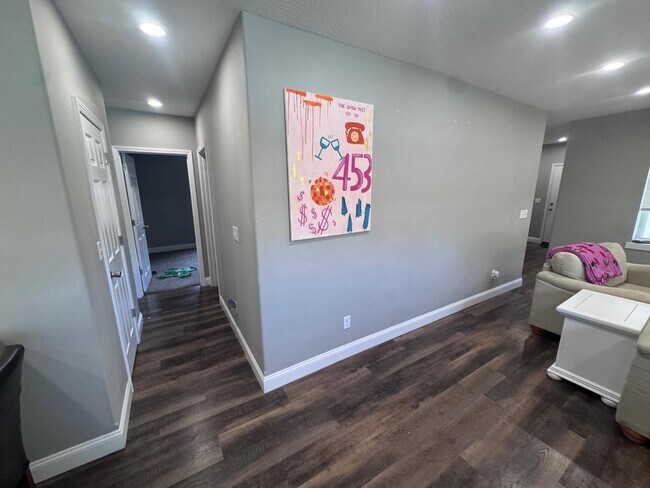 Building Photo - 453 S Main Ave