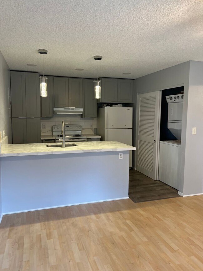 Building Photo - Upstairs Corner Unit 1 Bedroom/1 Bath Town...