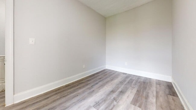 Building Photo - Renovated 2BR Row Home