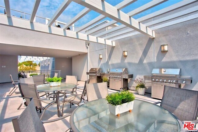 Building Photo - 4240 Laurel Canyon Blvd