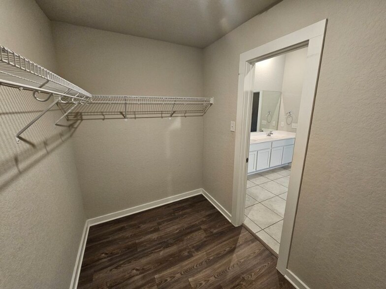 Building Photo - 6906 Emerald Valley