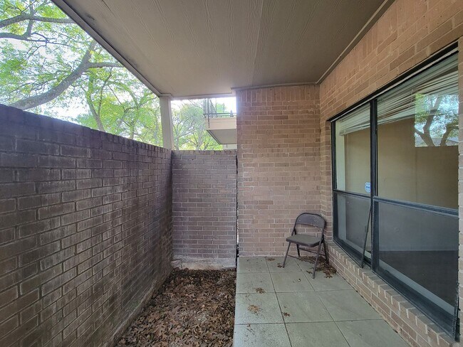 Building Photo - BEAUTIFUL UPDATED 2 BEDROOM 2 BATH CONDO. ...