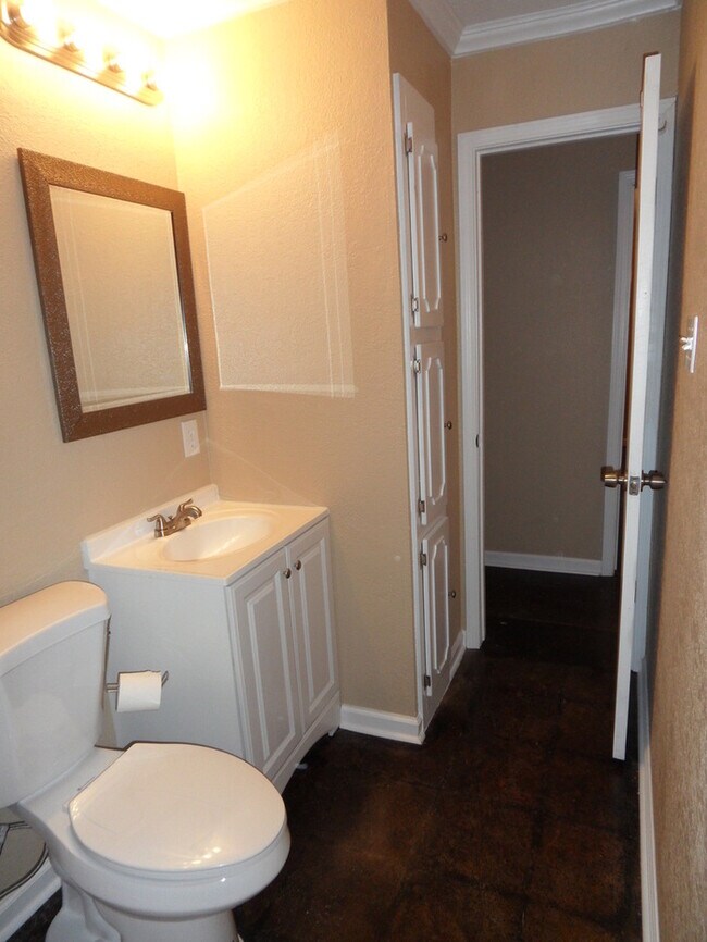 Building Photo - ~ Gorgeous 3 Bedroom 2 Bathroom Home ** La...