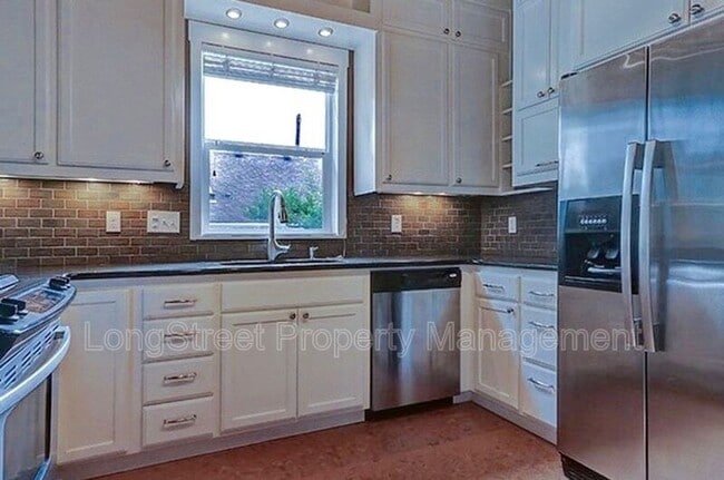 Building Photo - 2624 NE Sumner St