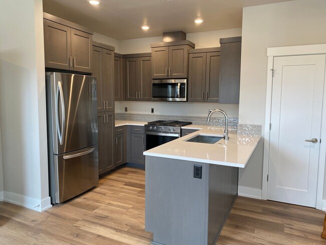 Building Photo - Petrosa Townhouse 3 BR - 2 ½ BA w/ loft
