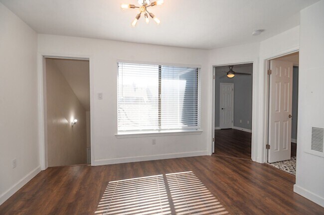 Building Photo - Cozy South East Austin Condo