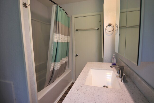 Building Photo - 880 Morning Glory Dr