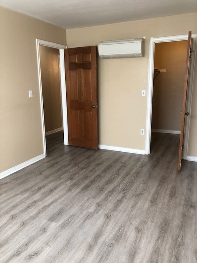 Building Photo - Los Caballeros #224