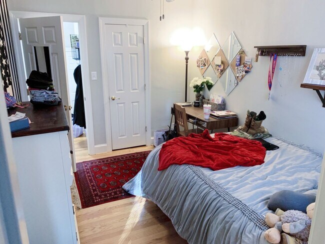 Building Photo - Fenced in 4 bedroom home for 4 or 3 people!