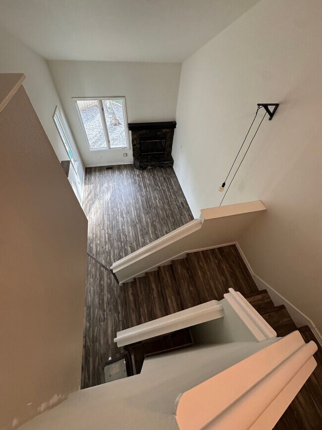 Building Photo - Southside townhouse with 2 car garage