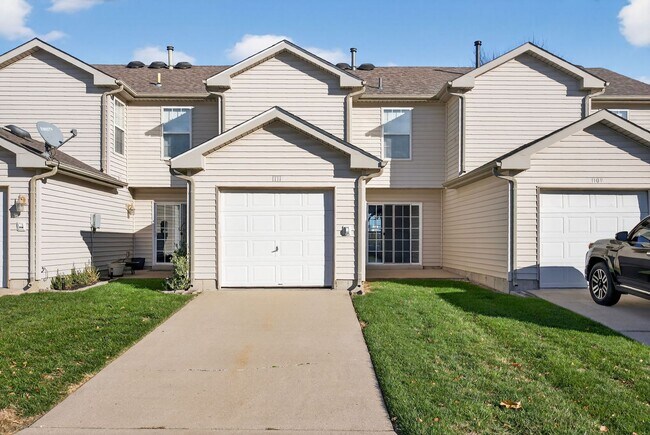 Building Photo - Spacious 3BR Townhome Across From Neighbor...