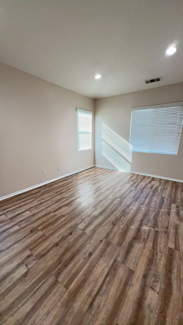 Building Photo - 3 BEDROOM VICTORVILLE HOME