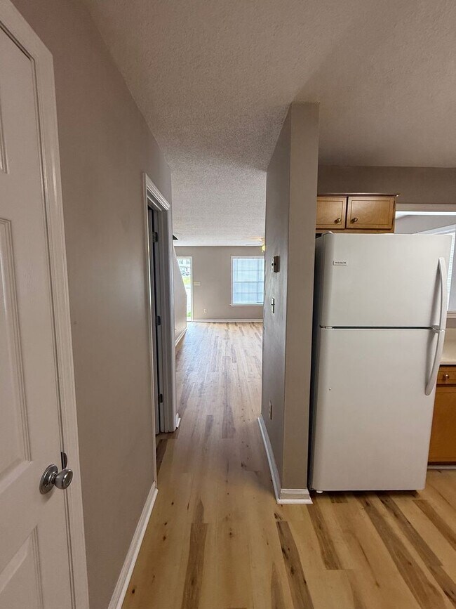 Building Photo - Beautiful 2bedroom, 2bathroom Townhome