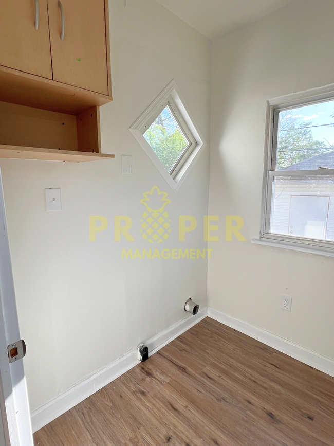 Building Photo - 2 bedrooms 1 bathroom